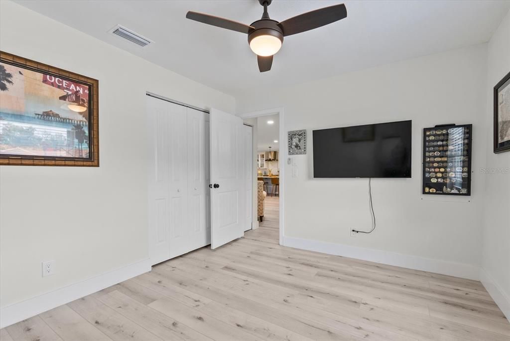 合同活跃: $649,000 (2 贝兹, 2 浴室, 1453 平方英尺)