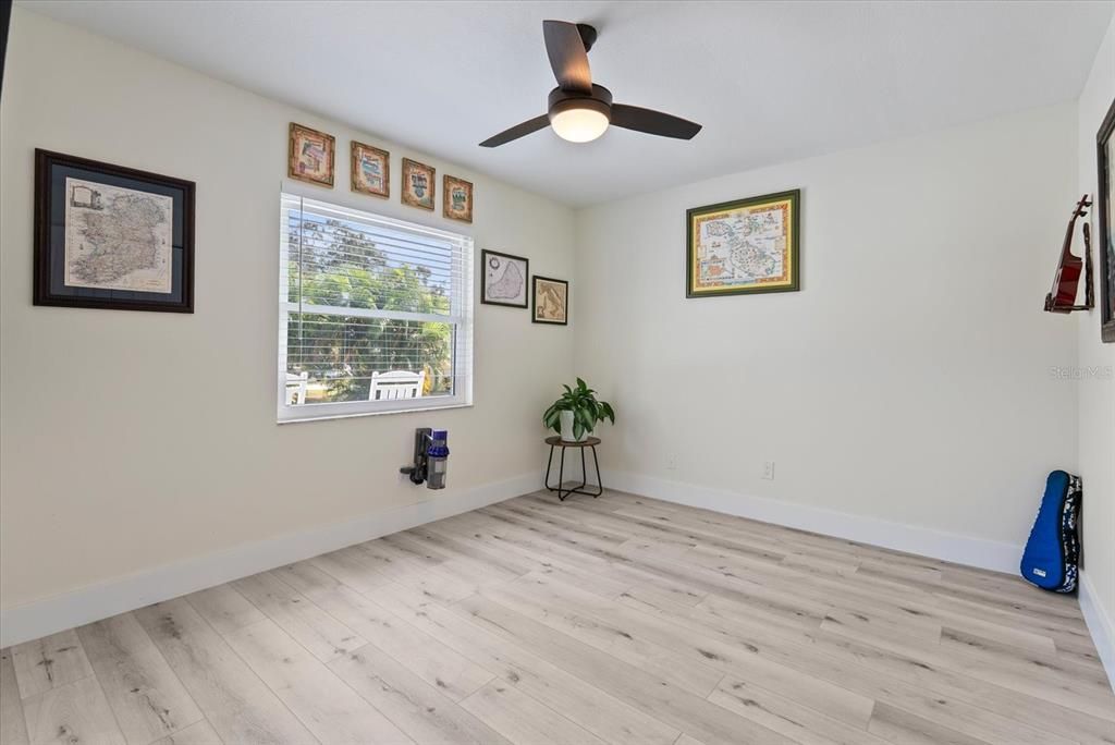 合同活跃: $649,000 (2 贝兹, 2 浴室, 1453 平方英尺)