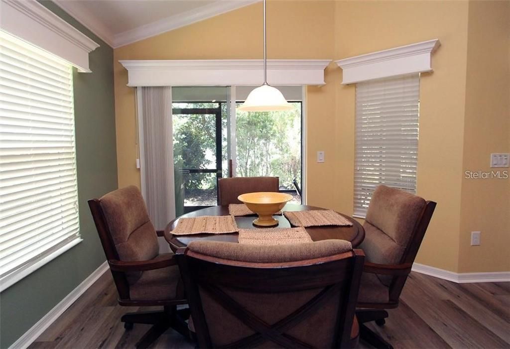 出租: $2,600 (3 贝兹, 3 浴室, 1990 平方英尺)