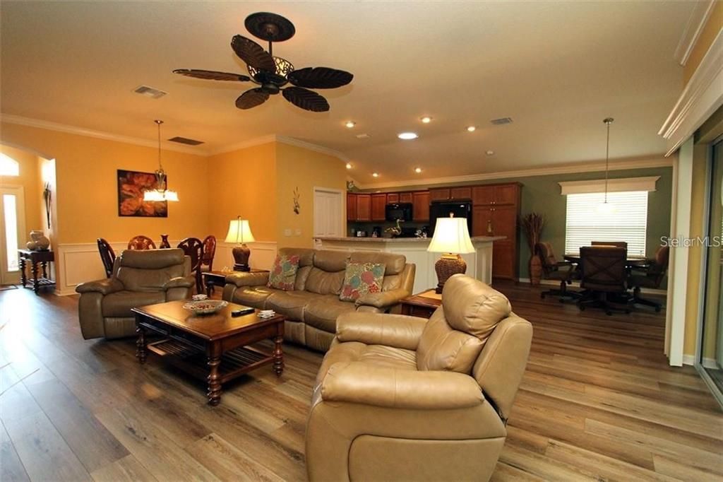 出租: $2,600 (3 贝兹, 3 浴室, 1990 平方英尺)