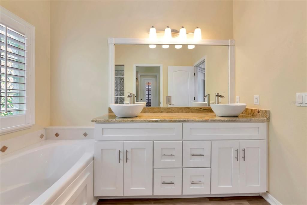 For Sale: $525,000 (3 beds, 2 baths, 1679 Square Feet)