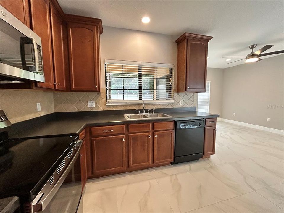 For Rent: $2,200 (3 beds, 2 baths, 1836 Square Feet)