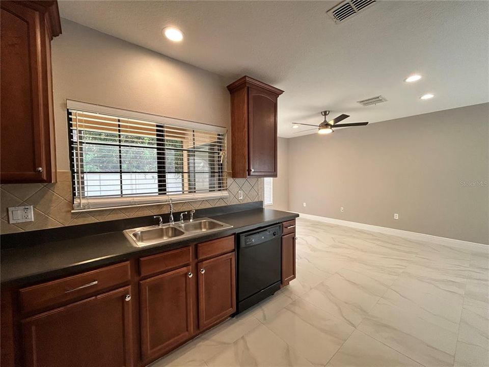 For Rent: $2,200 (3 beds, 2 baths, 1836 Square Feet)