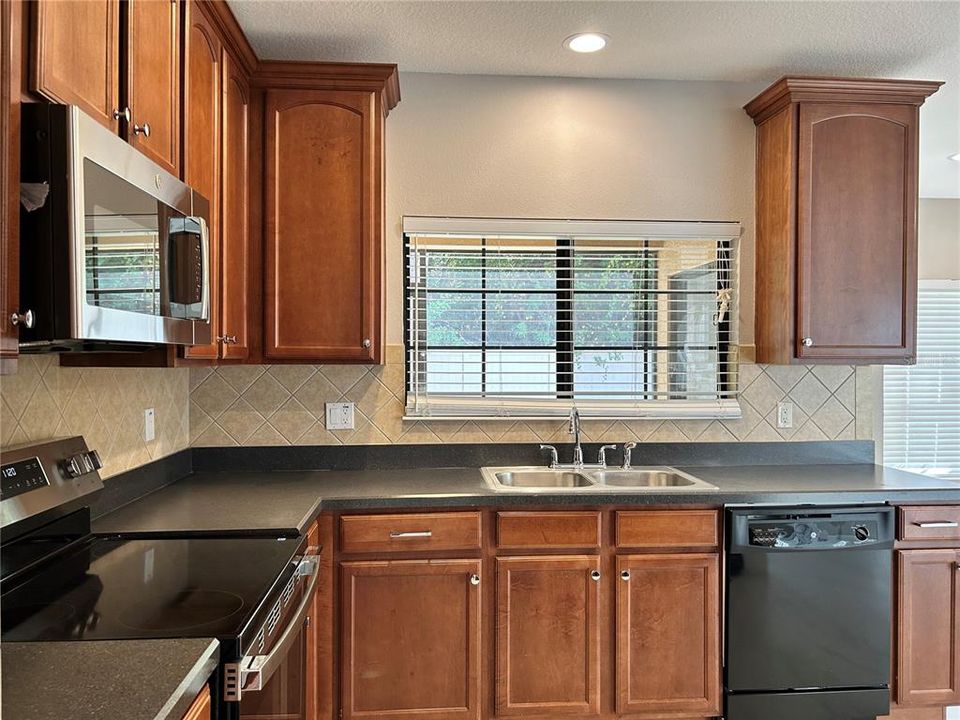 For Rent: $2,200 (3 beds, 2 baths, 1836 Square Feet)