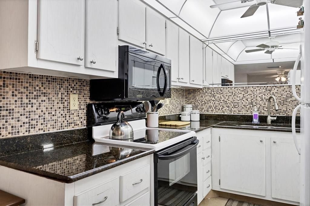 For Sale: $200,000 (2 beds, 2 baths, 1147 Square Feet)