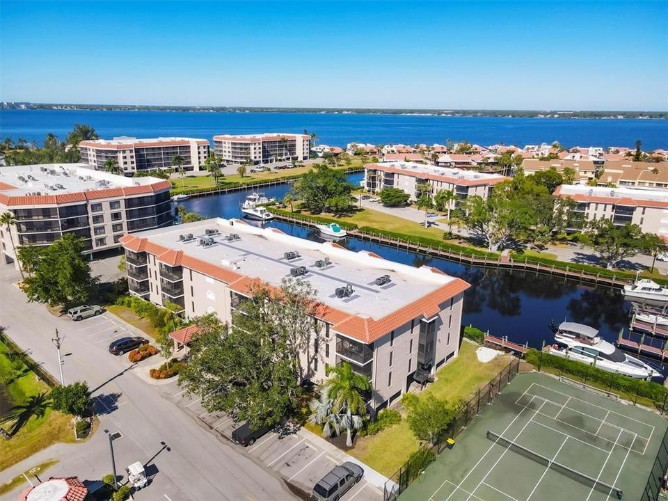 For Sale: $200,000 (2 beds, 2 baths, 1147 Square Feet)