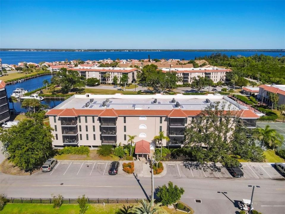 For Sale: $200,000 (2 beds, 2 baths, 1147 Square Feet)