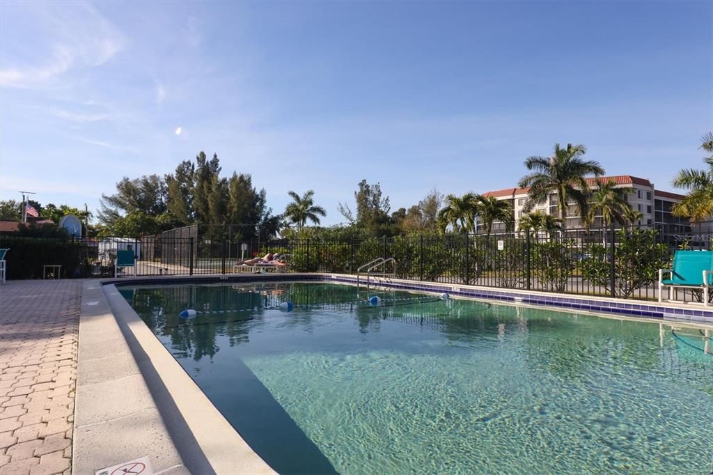 For Sale: $200,000 (2 beds, 2 baths, 1147 Square Feet)