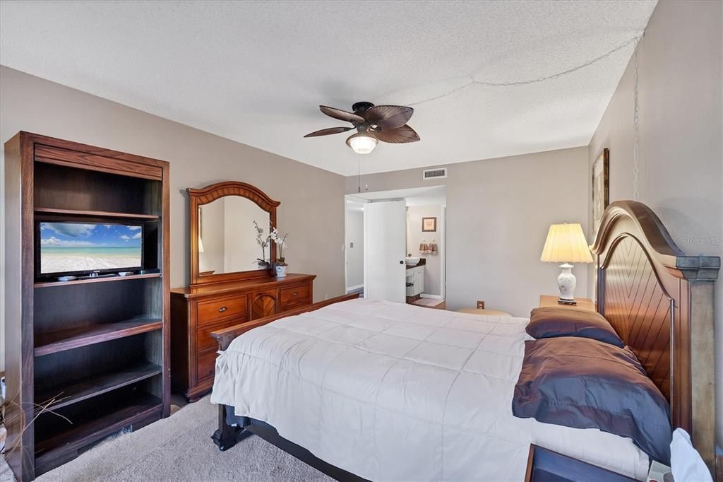 For Sale: $200,000 (2 beds, 2 baths, 1147 Square Feet)