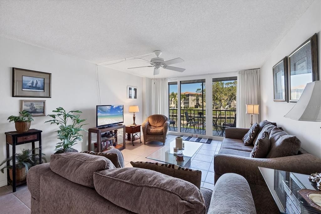 For Sale: $200,000 (2 beds, 2 baths, 1147 Square Feet)