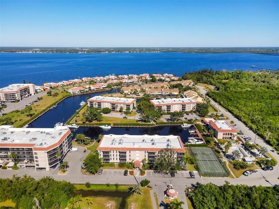 For Sale: $200,000 (2 beds, 2 baths, 1147 Square Feet)