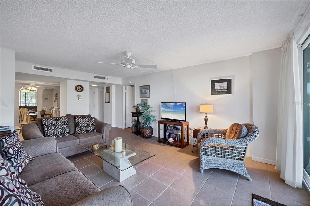 For Sale: $200,000 (2 beds, 2 baths, 1147 Square Feet)