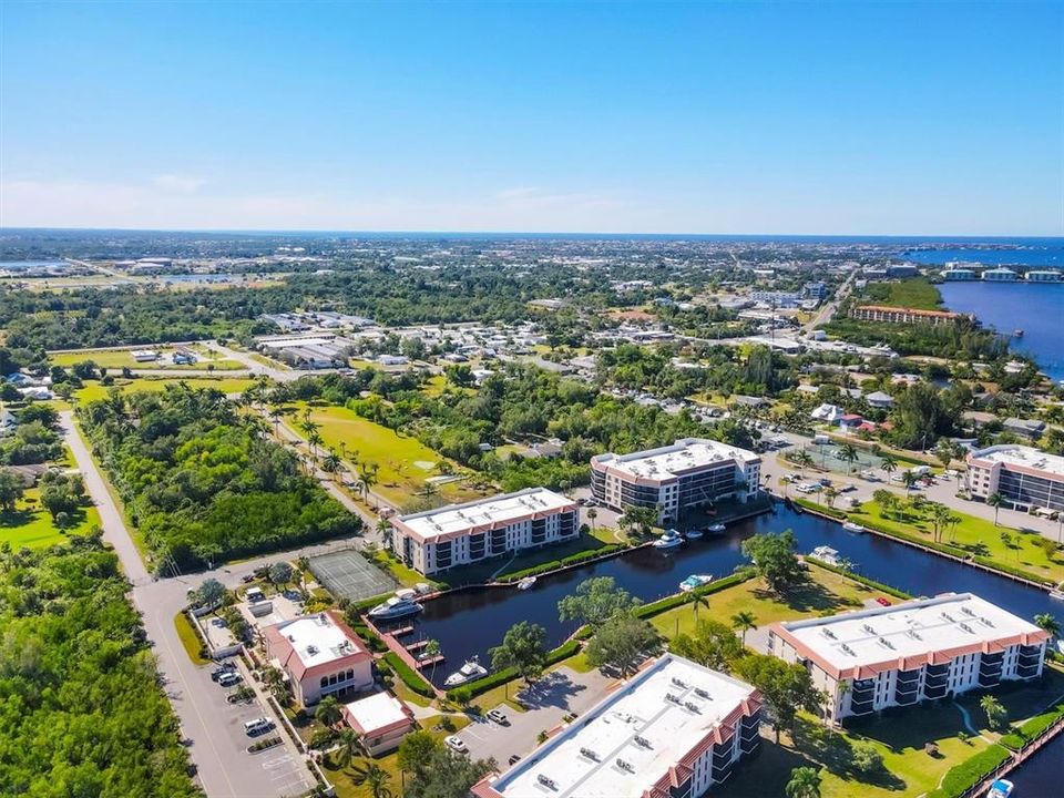 For Sale: $200,000 (2 beds, 2 baths, 1147 Square Feet)