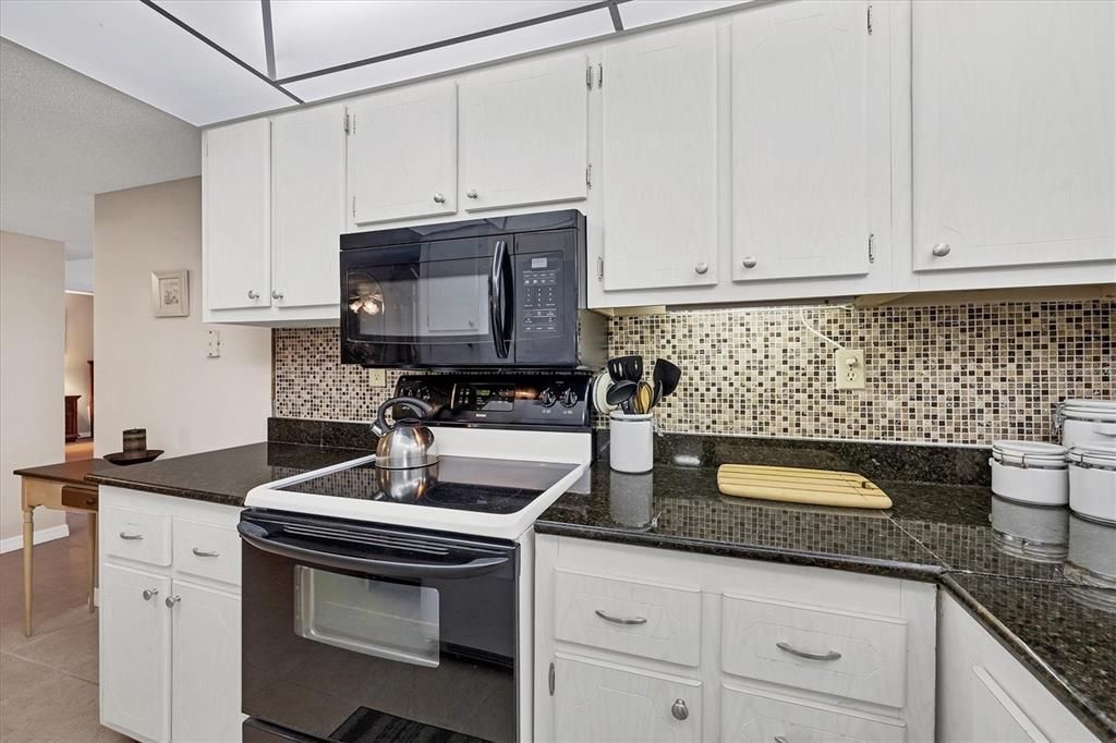 For Sale: $200,000 (2 beds, 2 baths, 1147 Square Feet)