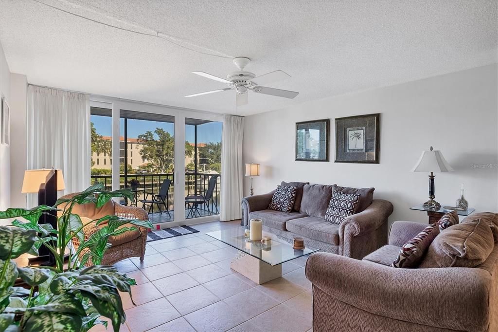 For Sale: $200,000 (2 beds, 2 baths, 1147 Square Feet)