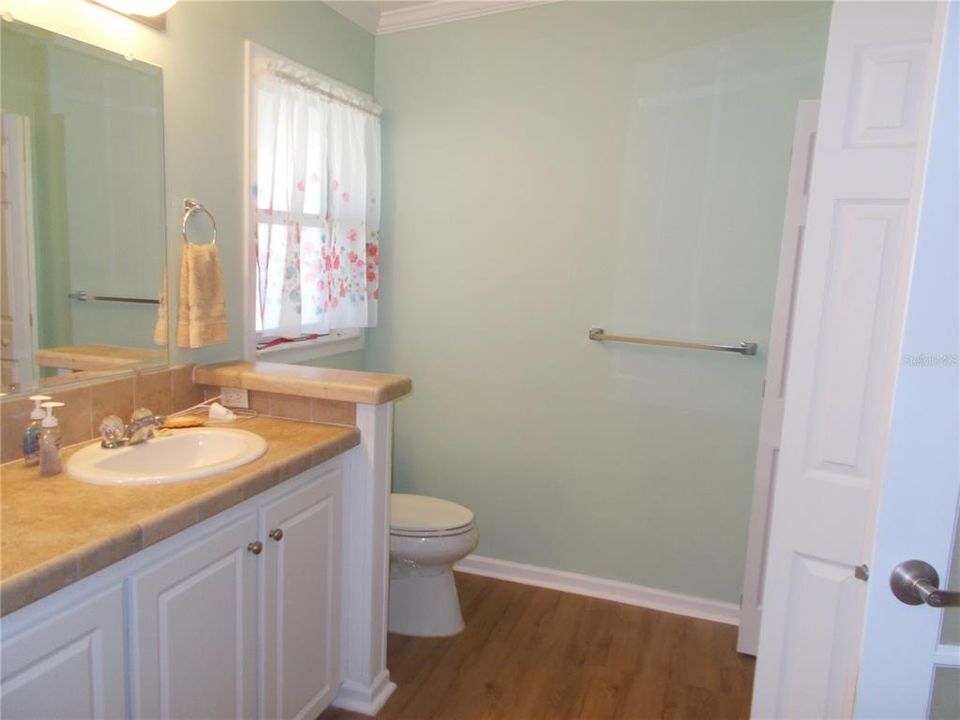 合同活跃: $199,900 (2 贝兹, 2 浴室, 1445 平方英尺)