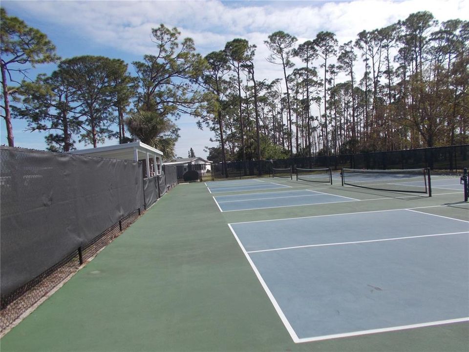 合同活跃: $199,900 (2 贝兹, 2 浴室, 1445 平方英尺)