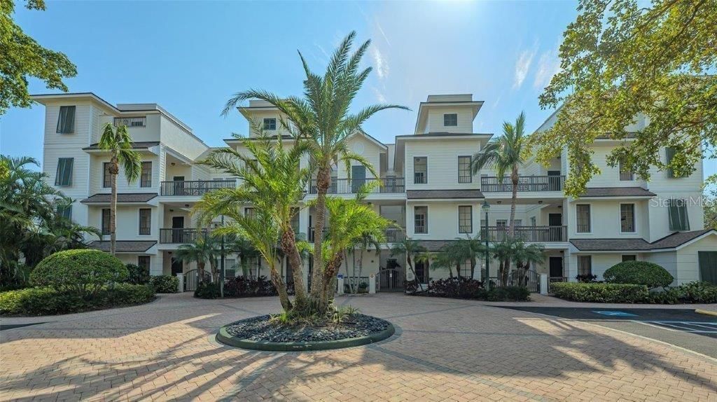 Active With Contract: $2,100,000 (3 beds, 3 baths, 2355 Square Feet)