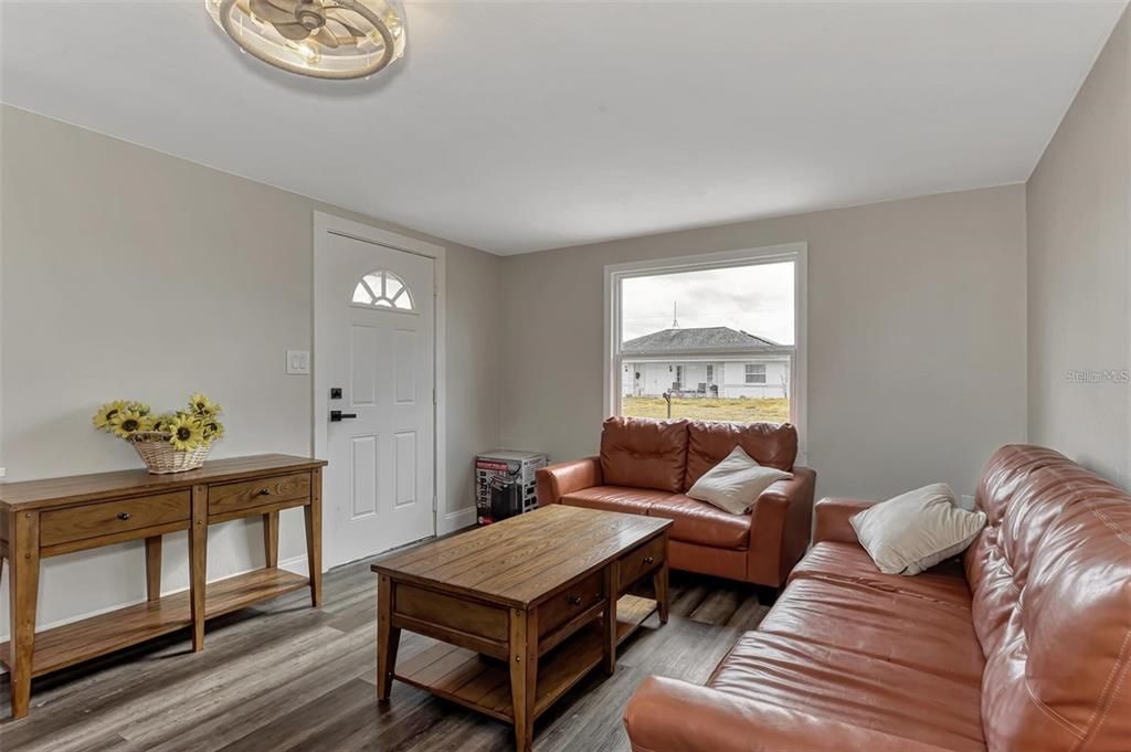 出租: $1,600 (2 贝兹, 1 浴室, 800 平方英尺)