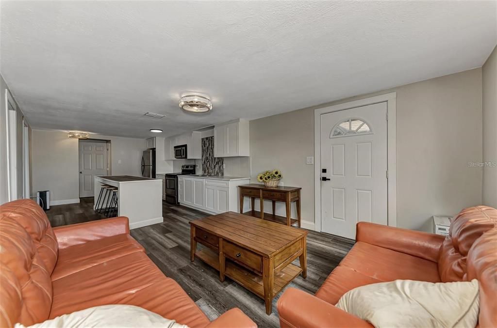 出租: $1,600 (2 贝兹, 1 浴室, 800 平方英尺)