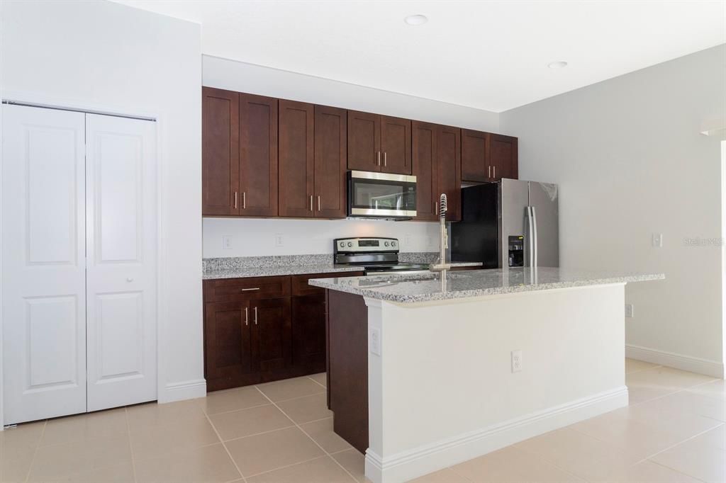 For Rent: $1,850 (4 beds, 2 baths, 1578 Square Feet)