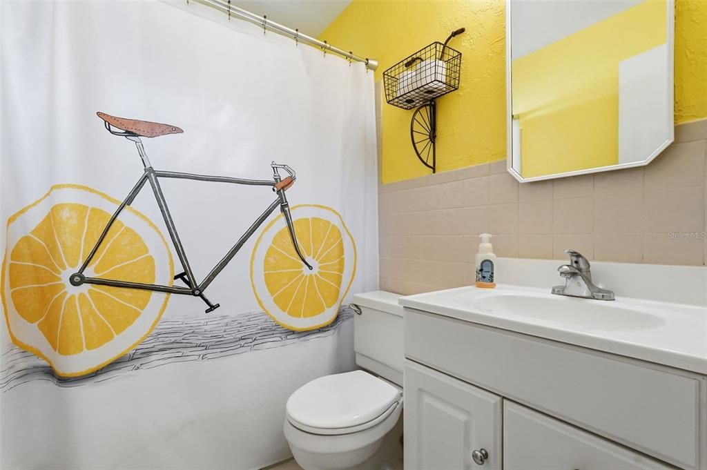 Под контрактом: $299,000 (2 спален, 1 ванн, 1061 Квадратных фут)