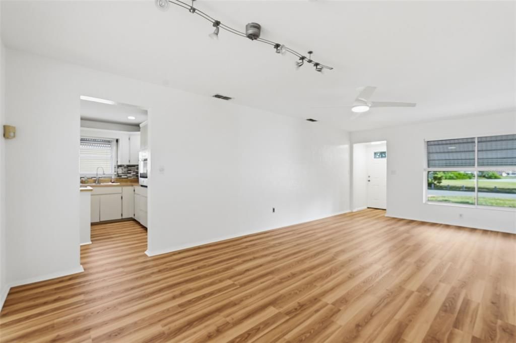 Под контрактом: $299,000 (2 спален, 1 ванн, 1061 Квадратных фут)