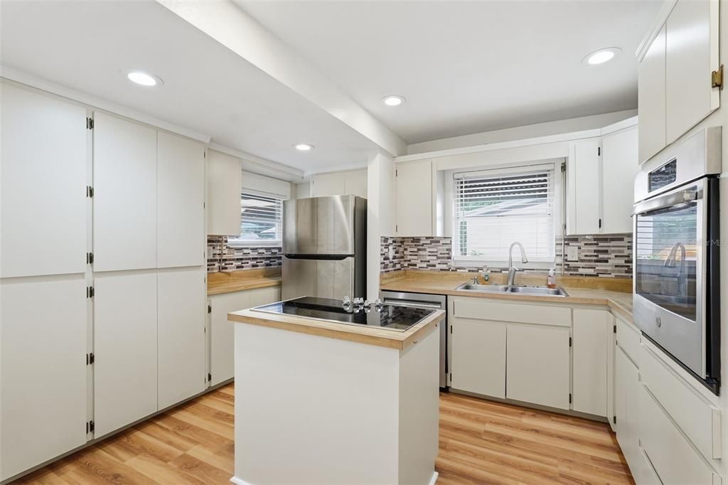 Под контрактом: $299,000 (2 спален, 1 ванн, 1061 Квадратных фут)