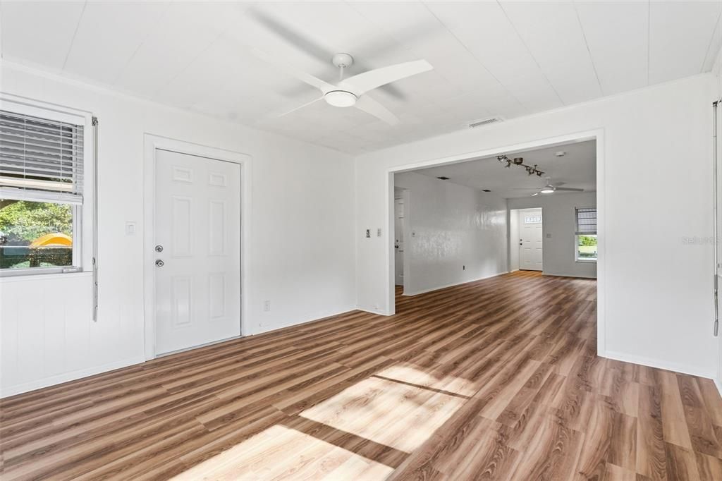 Под контрактом: $299,000 (2 спален, 1 ванн, 1061 Квадратных фут)