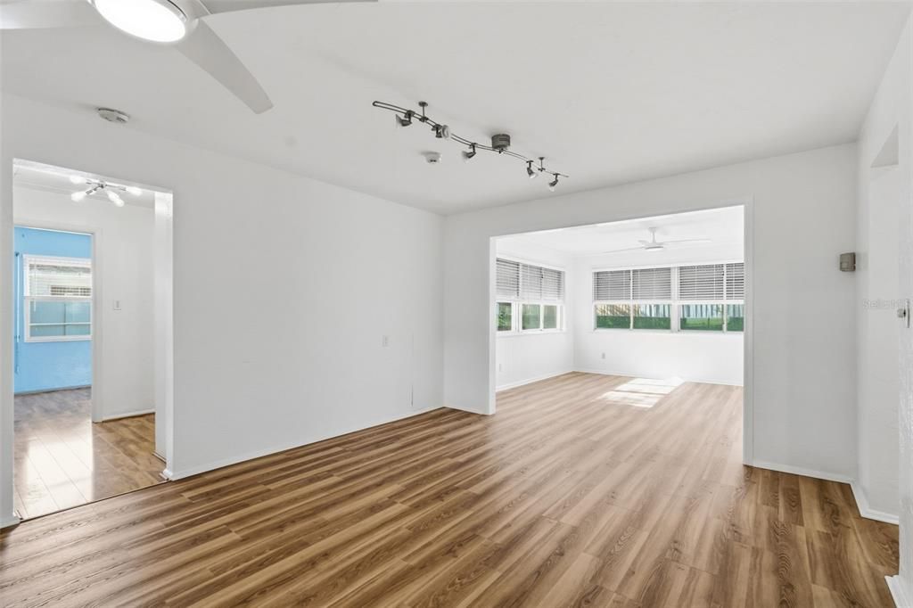 Под контрактом: $299,000 (2 спален, 1 ванн, 1061 Квадратных фут)