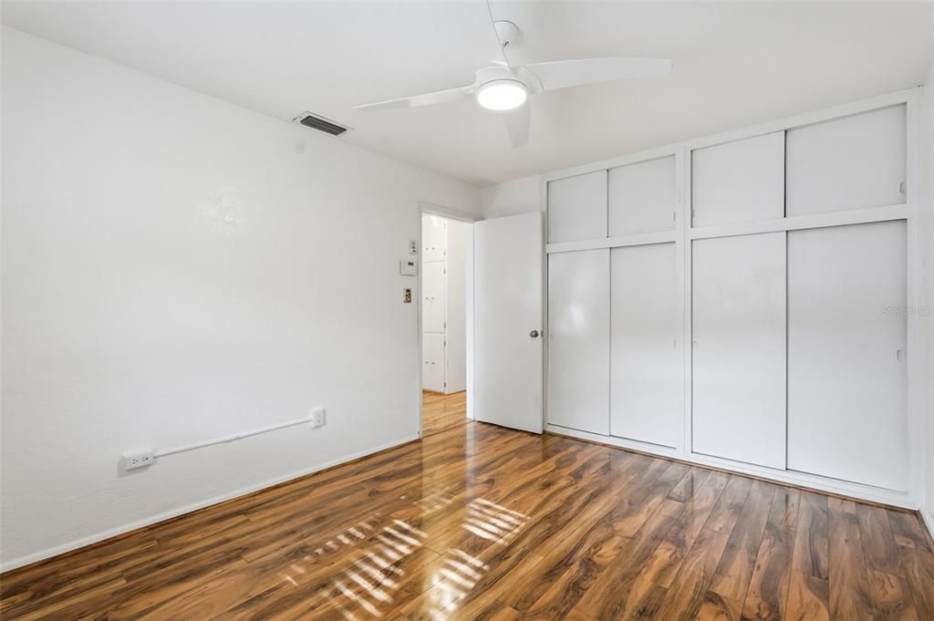 Под контрактом: $299,000 (2 спален, 1 ванн, 1061 Квадратных фут)