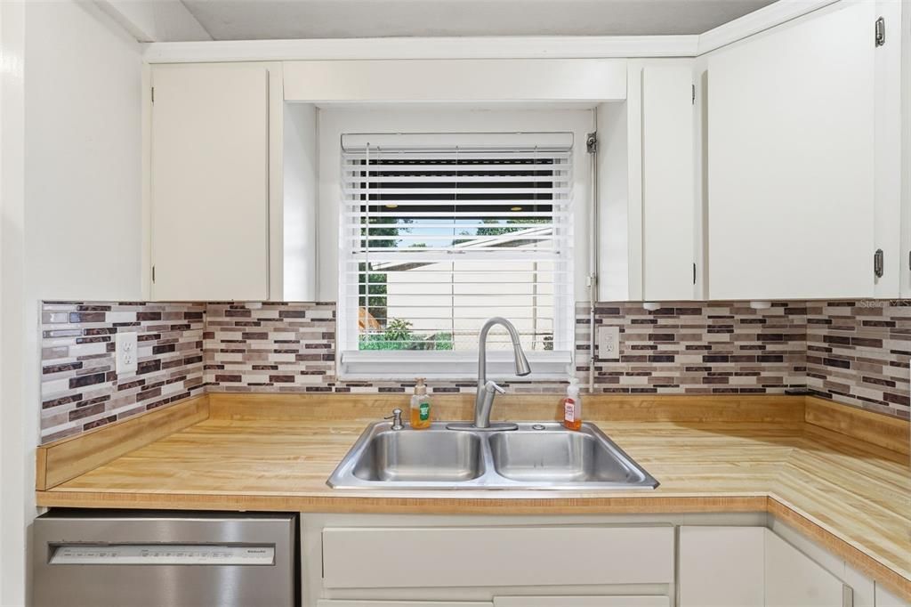 Под контрактом: $299,000 (2 спален, 1 ванн, 1061 Квадратных фут)