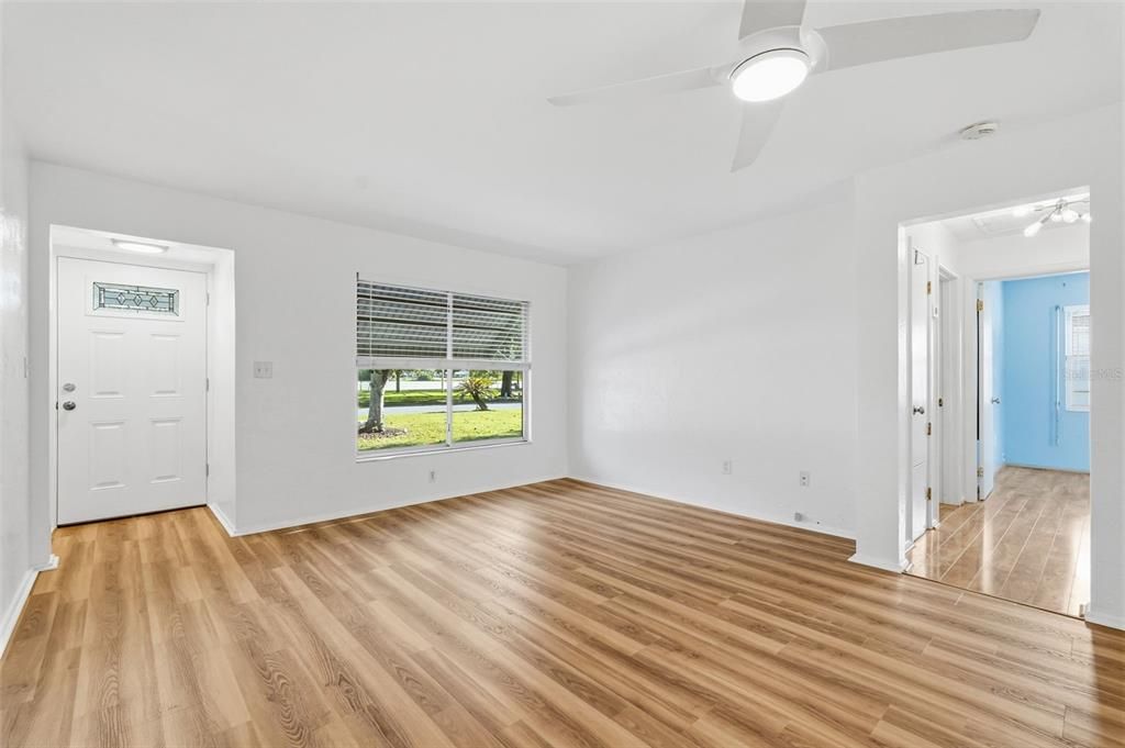 Под контрактом: $299,000 (2 спален, 1 ванн, 1061 Квадратных фут)