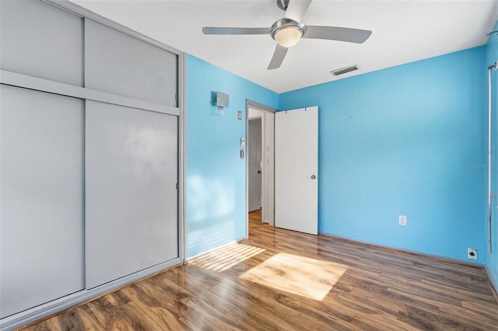 Под контрактом: $299,000 (2 спален, 1 ванн, 1061 Квадратных фут)