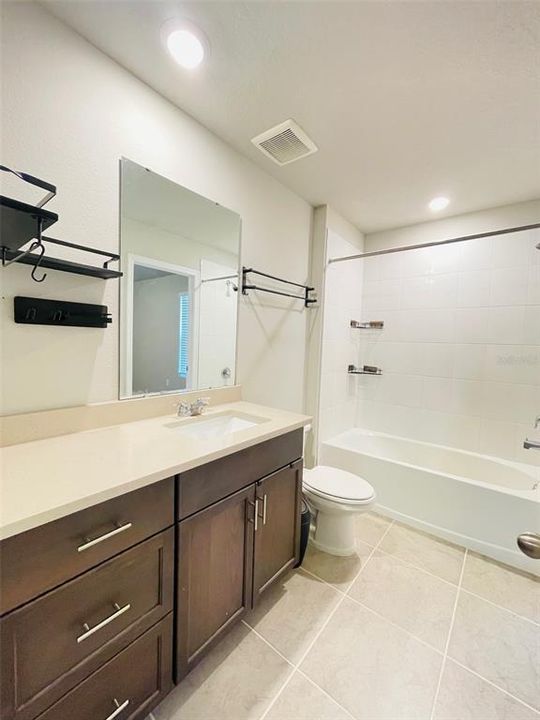 Active With Contract: $1,650 (2 beds, 1 baths, 1574 Square Feet)