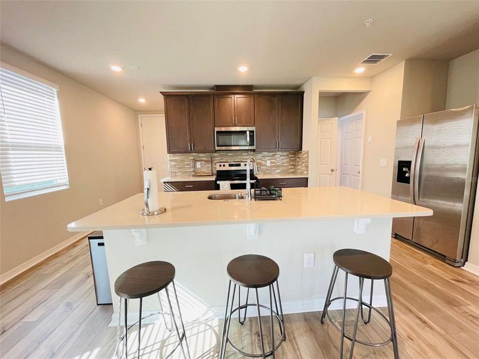 Active With Contract: $1,650 (2 beds, 1 baths, 1574 Square Feet)