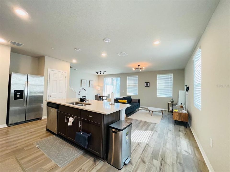 Active With Contract: $1,650 (2 beds, 1 baths, 1574 Square Feet)