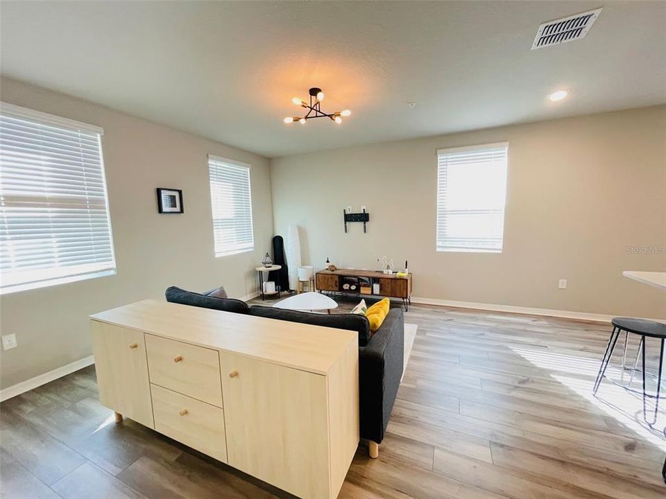 Active With Contract: $1,650 (2 beds, 1 baths, 1574 Square Feet)