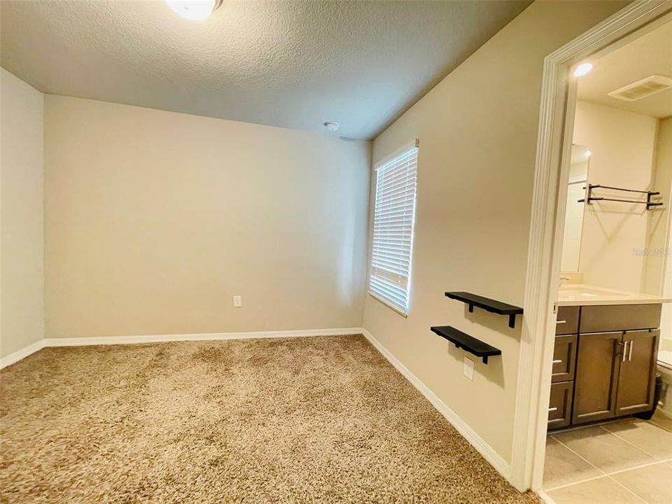 Active With Contract: $1,650 (2 beds, 1 baths, 1574 Square Feet)