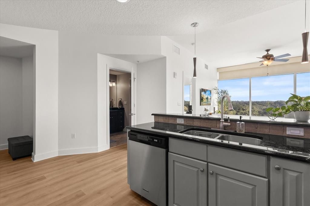 For Sale: $284,990 (2 beds, 2 baths, 1198 Square Feet)