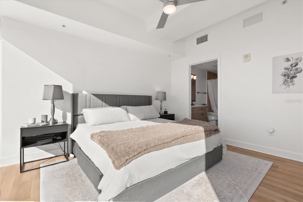 For Sale: $284,990 (2 beds, 2 baths, 1198 Square Feet)