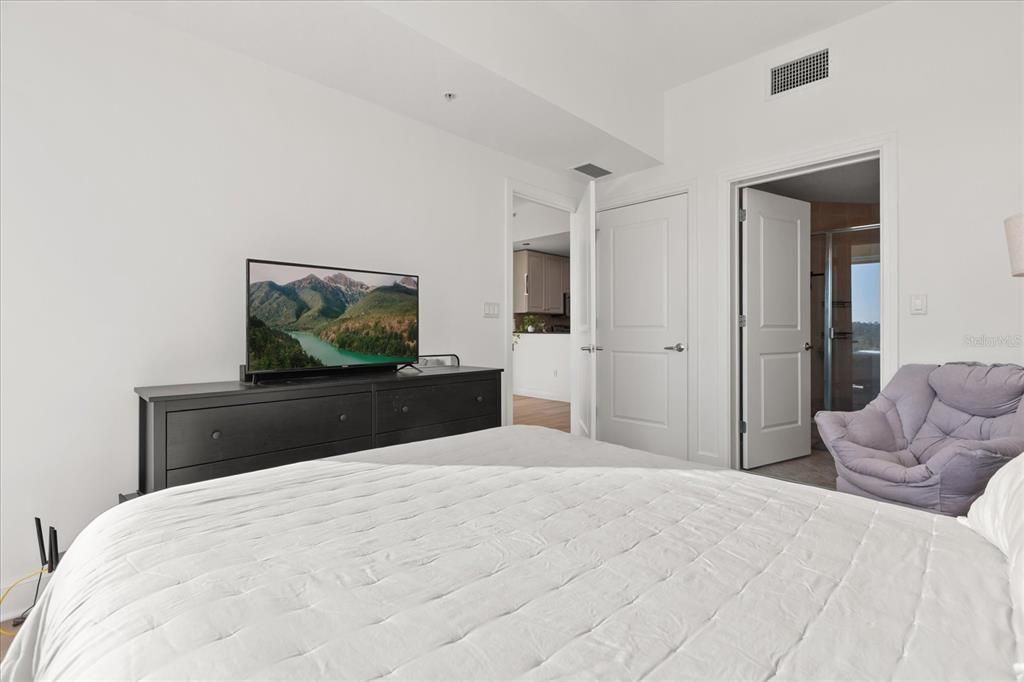 For Sale: $284,990 (2 beds, 2 baths, 1198 Square Feet)