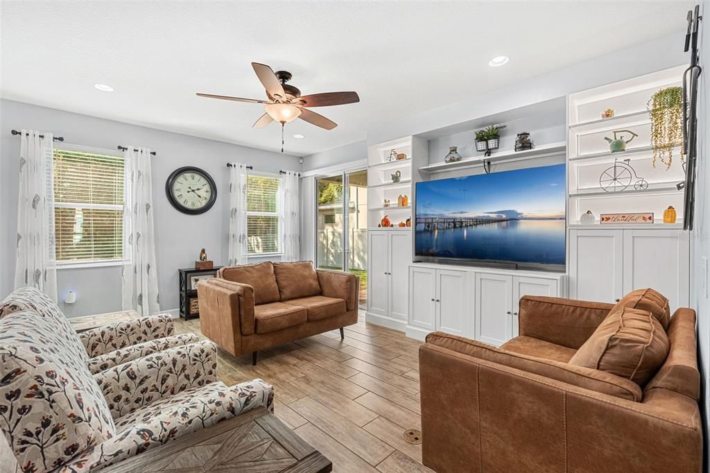 合同活跃: $570,000 (4 贝兹, 3 浴室, 2438 平方英尺)