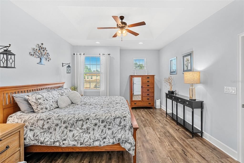 合同活跃: $570,000 (4 贝兹, 3 浴室, 2438 平方英尺)