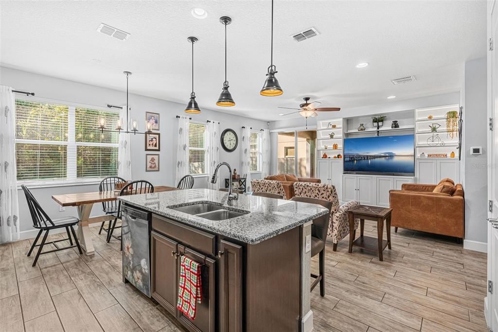 合同活跃: $570,000 (4 贝兹, 3 浴室, 2438 平方英尺)