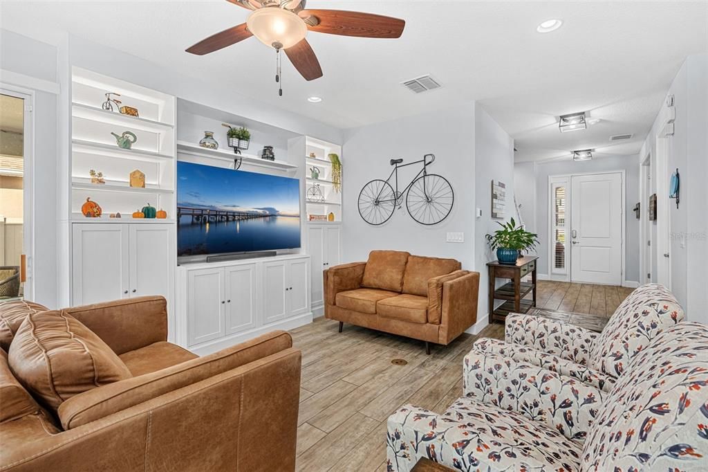 合同活跃: $570,000 (4 贝兹, 3 浴室, 2438 平方英尺)