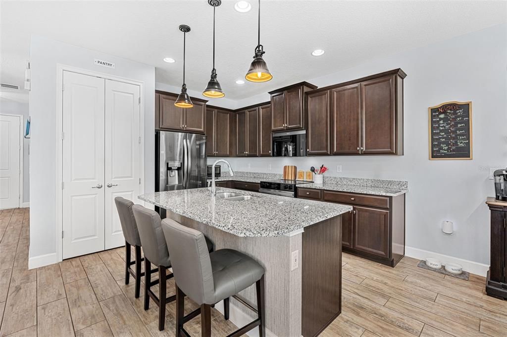 合同活跃: $570,000 (4 贝兹, 3 浴室, 2438 平方英尺)