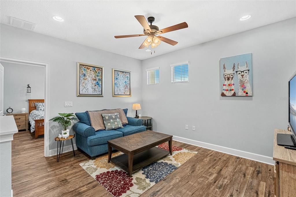 合同活跃: $570,000 (4 贝兹, 3 浴室, 2438 平方英尺)