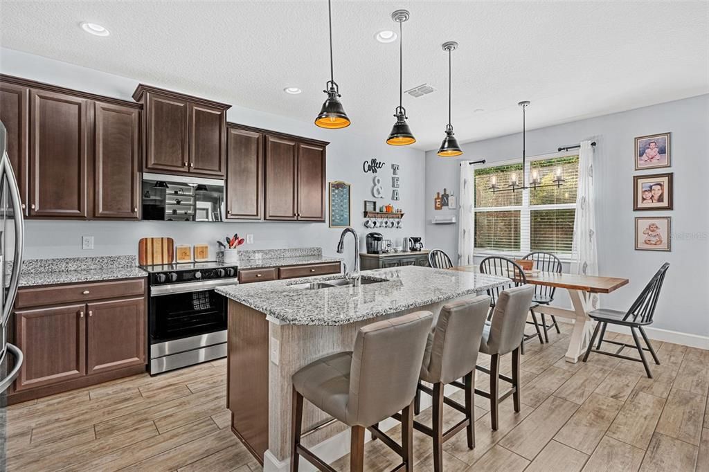 合同活跃: $570,000 (4 贝兹, 3 浴室, 2438 平方英尺)