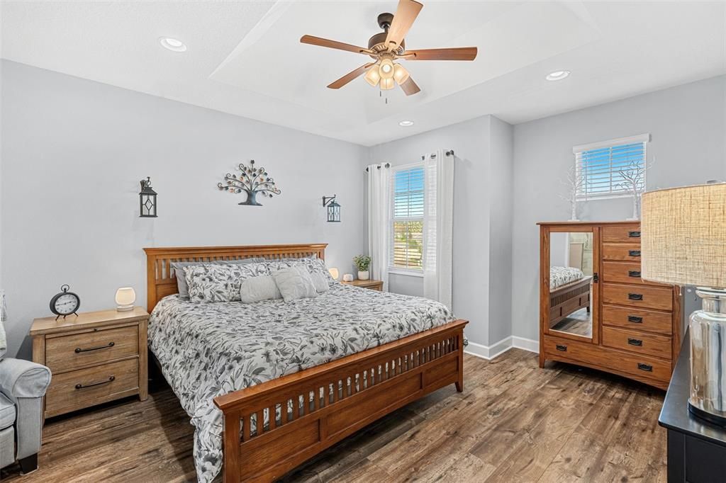 合同活跃: $570,000 (4 贝兹, 3 浴室, 2438 平方英尺)